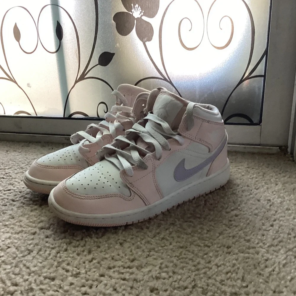 Girls Air Jordan shoes - pink and purple - Picture 5 of 5